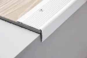 Vinkelprofil, 45x23 mm. med riller midthullet