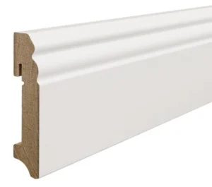 Hvidt fodpanel - Gammeltysk profil, 18 x 90 mm. 