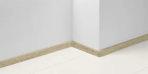 Farvetilpasset fodpanel 16x70 mm. - Eg D026 