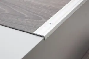 Vinkelprofil, 26 x 10 mm. mat alu. Midthullet 