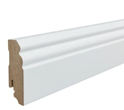 Hvidt fodpanel - Gammeltysk profil, 18 x 70 mm. 