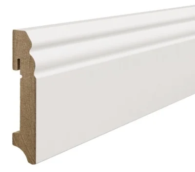 Hvidt fodpanel - Gammeltysk profil, 18 x 90 mm. 