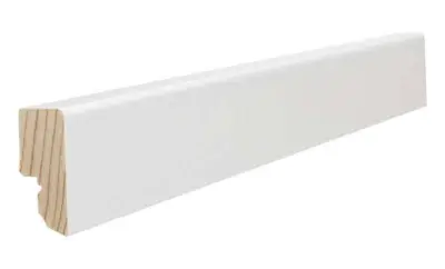 Hvidt fodpanel til parketgulv, 16 x 40 mm. 