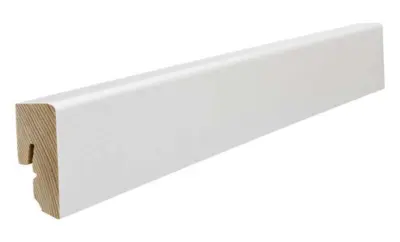 Hvidt fodpanel til parketgulv, 16 x 40 mm. (vandresistent) 