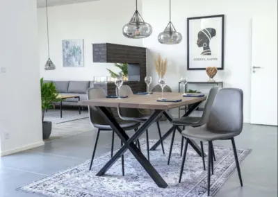 Spisebord Toulon, med bølgekant og røget egetræ