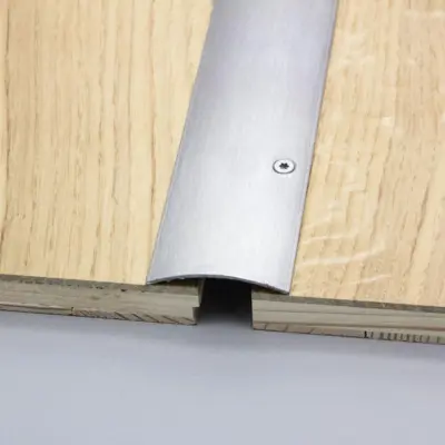 Overgangsprofil, 40 mm. buet rustfrit stål. Sidehullet