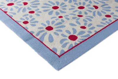 Laura Ashley - Thorncliff Daisy Sky Blue, Udendørstæppe