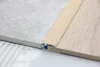 Afslutningsprofil, Multiflex t/dørtrin Hvid Eg - HØJ 13-17 mm. 